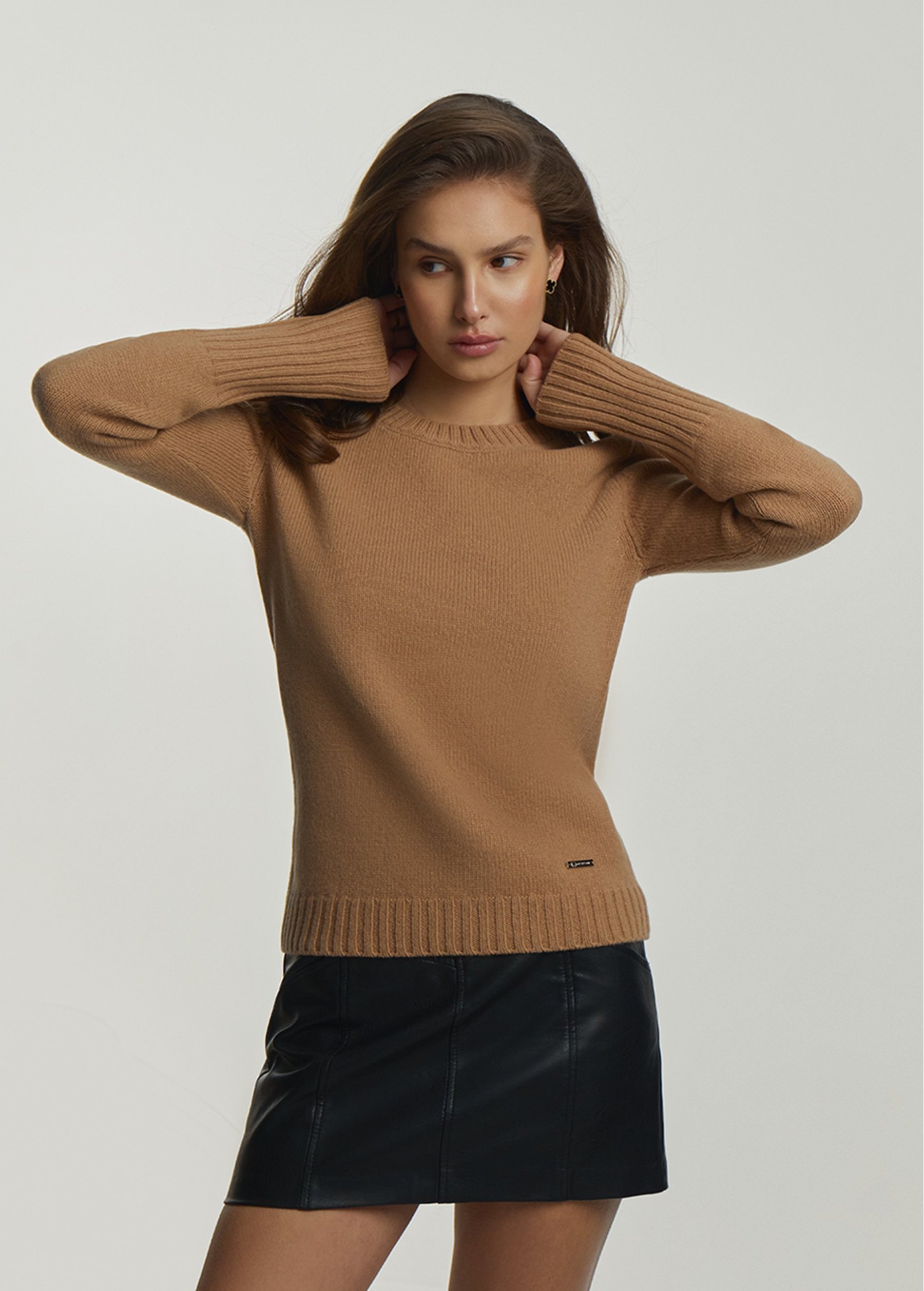 Women's jumper knit caramel, Mareoni — on model, front view 2