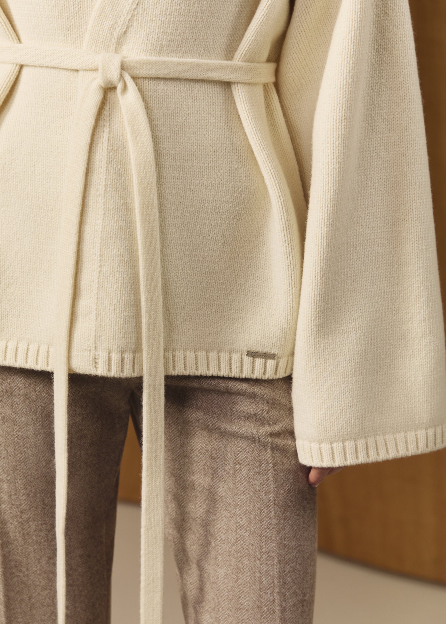 Women's cardigan milk, merino wool, Mareoni — knit detail
